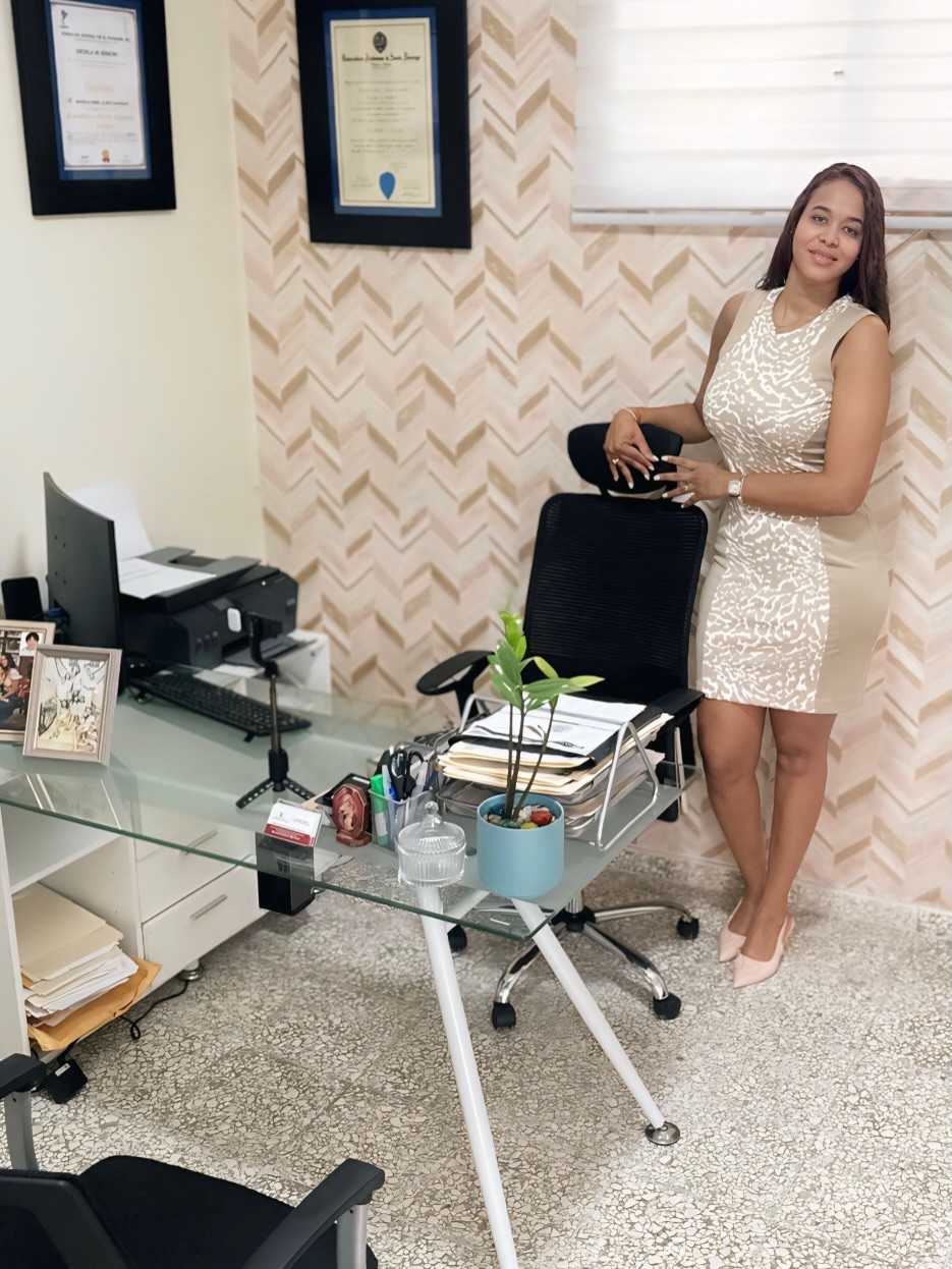 Licda. Mardalis Grisel Alonzo Caraballo en Oficina