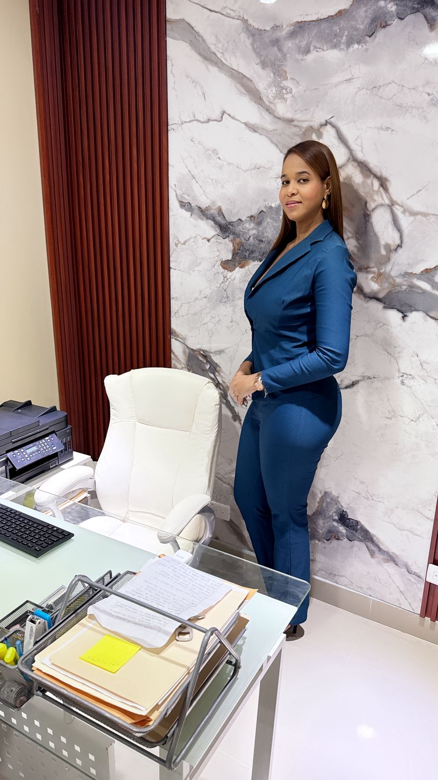 Licda. Mardalis Grisel Alonzo Caraballo en Oficina Moderna